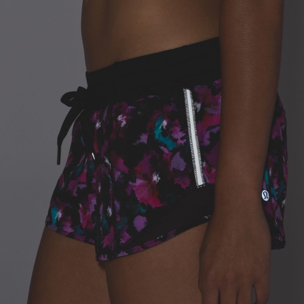 Lululemon Hotty Hot Short Mini Midnight Bloom Black Deep Fuschia / Black